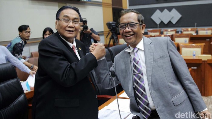 Komisi III DPR menggelar rapat bersama Menko Polhukam Mahfud Md mengenai penjelasan DPR terhadap revisi undang-undang tentang Mahkamah Konstitusi (RUU MK) di gedung Nusantara II, kompleks parlemen, Senayan, Jakarta, Rabu (15/2/2023). Rapat ini membahas Perubahan ke-4 atas UU No. 24 Tahun 2003 tentang MK.