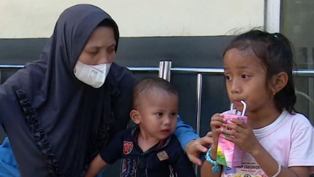 Kartini (28) didiagnosis katarak sejak kecil. Kini, ia mencari nafkah dengan berjualan keripik sambil dibantu anaknya. Yuk, sumbangkan donasi untuk Kartini!
