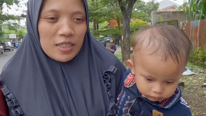 Kartini (28) didiagnosis katarak sejak kecil. Kini, ia mencari nafkah dengan berjualan keripik sambil dibantu anaknya. Yuk, sumbangkan donasi untuk Kartini!