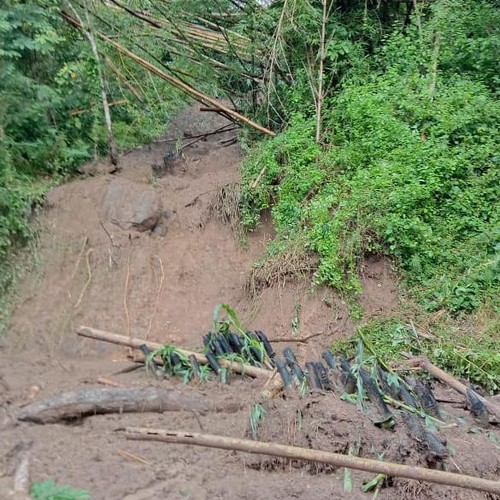 Material longsor menutupi badan jalan jalur Nangahale-Pruda di Kecamatan Waiblama, Kabupaten Sikka, Nusa Tenggara Timur (NTT).