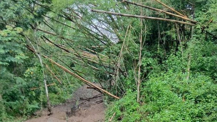 Material longsor menutupi badan jalan jalur Nangahale-Pruda di Kecamatan Waiblama, Kabupaten Sikka, Nusa Tenggara Timur (NTT).