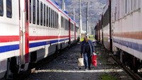 Sebagian warga memang telah meninggalkan gerbing untuk pindah ke kamp-kamp pengungsian terdekat atau bagian lain Turki, tetapi puluhan orang bertahan tinggal di kereta. (AP/Hussein Malla)