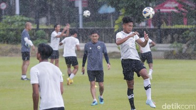 Semangat! Timnas U-20 Berlatih di Bawah Rintik Hujan