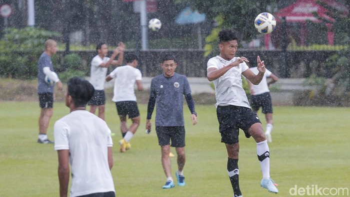 Pemain timnas U-20 melakukan latihan di Lapangan A Senayan, Jakarta, Rabu (15/02/2023). Latihan ini dilakukan sebagai persiapan menghadapi Piala Dunia U-20 yang akan berlangsung di Indonesia.