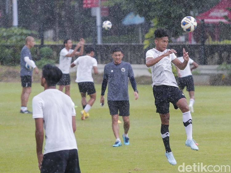 Semangat! Timnas U-20 Berlatih di Bawah Rintik Hujan
