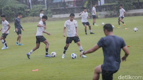 Pemain timnas U-20 melakukan latihan di Lapangan A Senayan, Jakarta, Rabu (15/02/2023). Latihan ini dilakukan sebagai persiapan menghadapi Piala Dunia U-20 yang akan berlangsung di Indonesia.