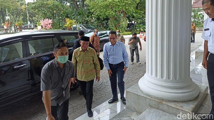 Menteri Koordinator Bidang Pembangunan Manusia dan Kebudayaan Muhadjir Effendy bertemu Penjabat (Pj) Gubernur DKI Jakarta Heru Budi Hartono.