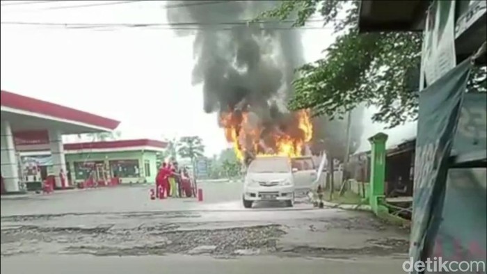 Mobil Avanza terbakar di SPBU Lumajang