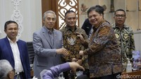 Menko Perekonomian Airlangga Hartarto (kanan) menyerahkan draft Peraturan Pemerintah Pengganti Undang-Undang (Perppu) Cipta Kerja kepada WakilKetua Baleg DPR M. Nurdin (kiri) di kompleks Parlemen, Senayan, Jakarta. Usai disetujui di tingkat pleno, Perppu tersebut akan dibawa ke Paripurna penutupan sidang sebelum reses anggota dewan pada Kamis (16/2) besok.