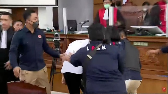 Momen LPSK Kawal Eliezer Usai Vonis Saat Pengunjung Dobrak Ruang Sidang