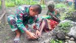 Momen Mama Papua Dipotong Rambutnya oleh Anggota TNI