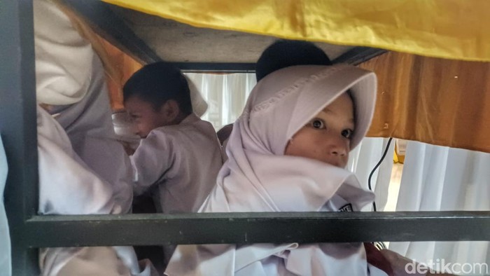 Momen siswa SD di Bandung ikuti simulasi bencana gempa