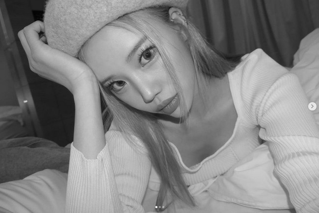 JooE MOMOLAND sempat mencuri perhatian dengan gaya rambut kuncir dua di era Bboom Bboom. Dia terang-terangan mengaku operasi plastik pada bagian hidung saat SMA. Foto: Instagram