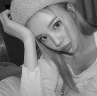 JooE MOMOLAND sempat mencuri perhatian dengan gaya rambut kuncir dua di era Bboom Bboom. Dia terang-terangan mengaku operasi plastik pada bagian hidung saat SMA. Foto: Instagram