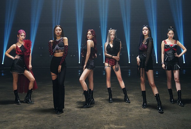 Di awal 2018, MOMOLAND dikenal publik dengan lagunya yang viral Bboom Bboom hingga BAAM. Namun sejak itu MOMOLAND tak banyak dipromosikan dan mengumumkan kabar bubar hari ini, Rabu (15/2/2023). Siapa saja personel MOMOLAND? Foto: Instagram