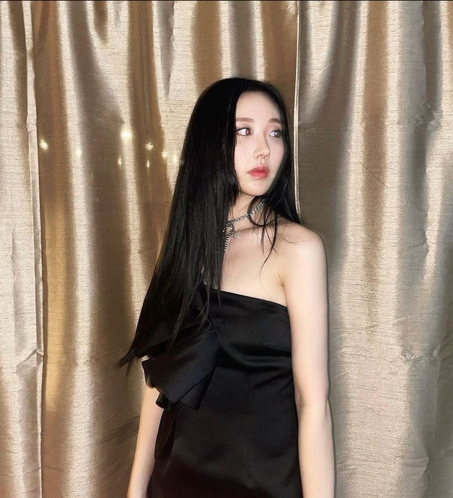 Nayun memegang posisi sebagai vokalis dan rapper grup MOMOLAND. Dia telah memulai debutnya sebagai aktris dengan membintangi web drama The Police (2020) dan My 100th Election (2021). Foto: Instagram