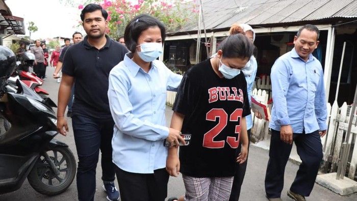 Mucikari RA digiring ke Polres Berau, Kalimantan Timur.