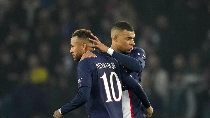 PSGs Kylian Mbappe, right, hugs PSGs Neymar at the end of the Champions League round of 16 first leg soccer match between Paris Saint Germain and Bayern Munich, at the Parc des Princes stadium, in Paris, France, Tuesday, Feb. 14, 2023. (AP Photo/Christophe Ena)