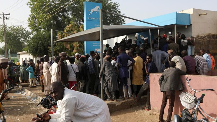 NIGERIA-ELECTION/ECONOMY People queue to withdraw cash from an automated teller machine (ATM) at a bank, ahead of presidential elections, in Zamfara, Nigeria February 8, 2023. REUTERS/Temilade Adelaja