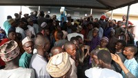 Stok uang tunai yang langka ini bermula saat Bank Sentral Nigeria (BCN) berencana menerbitkan uang baru pada Oktober 2022 demi menekan peredaran uang palsu sekaligus mempromosikan warganya untuk beralih ke less cash society.