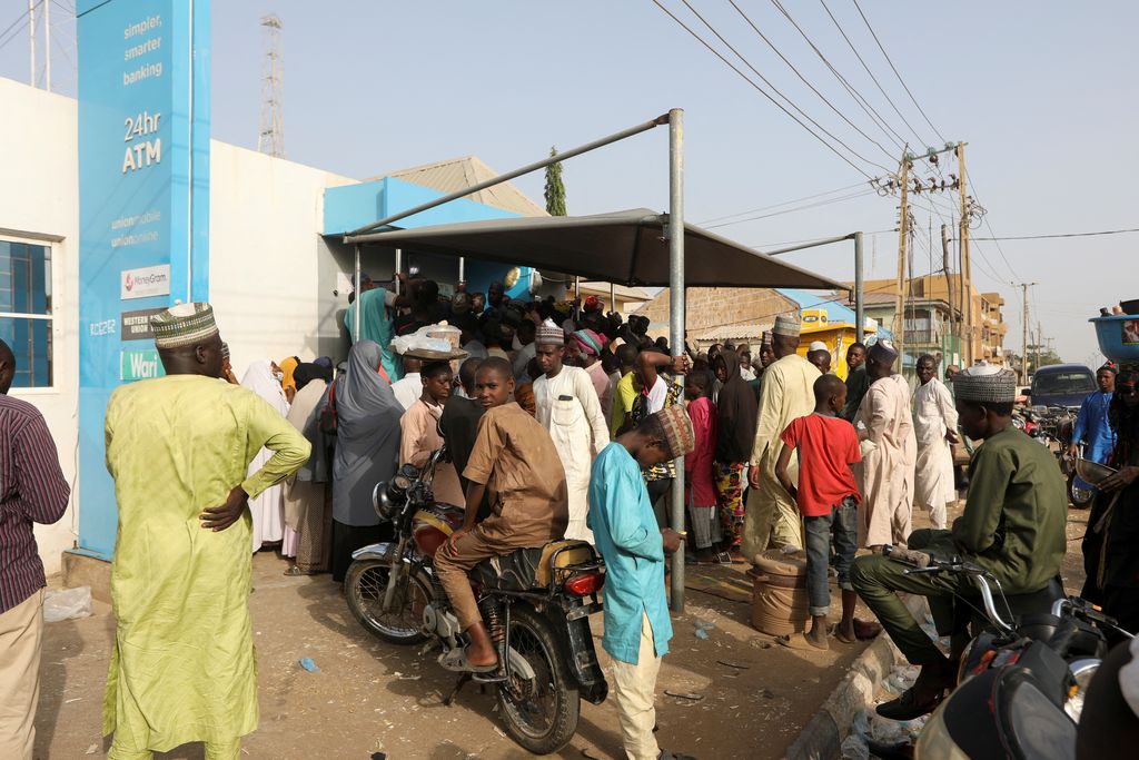 People queue to withdraw cash from an automated teller machine (ATM) at a bank, ahead of presidential elections, in Zamfara, Nigeria February 8, 2023. REUTERS/Temilade Adelaja