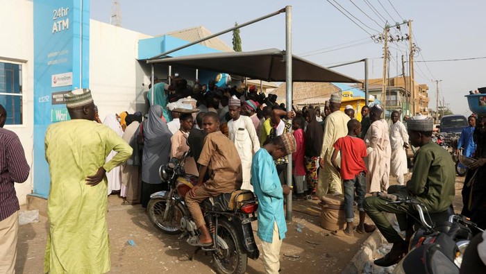 NIGERIA-ELECTION/ECONOMY People queue to withdraw cash from an automated teller machine (ATM) at a bank, ahead of presidential elections, in Zamfara, Nigeria February 8, 2023. REUTERS/Temilade Adelaja