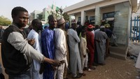 Begini penampakan antrean di salah satu ATM belum lama ini di kawasan Zamfara, Nigeria.