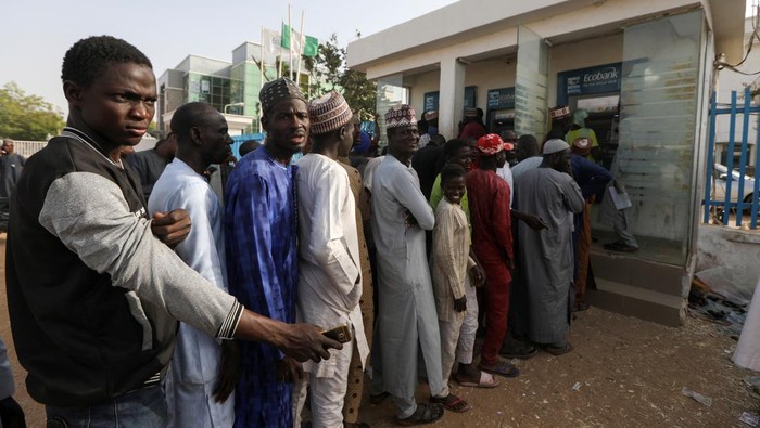 People queue to withdraw cash from an automated teller machine (ATM) at a bank, ahead of presidential elections, in Zamfara, Nigeria February 8, 2023. REUTERS/Temilade Adelaja