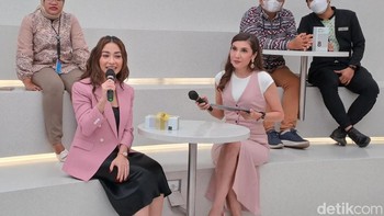 Aktris dan penyanyi ini melihat HP Oppo Reno 8T yang kamera utamanya beresolusi 100 MP. Untuk selfie tersedia kamera resolusi 32 MP. Foto: Aisyah/detikINET