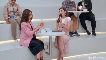 Saat dilihat, Nikita Willy mengaku menyukai desainnya. Pas pertama kali dilihat, yang menarik leather design-nya ya, ujarnya. Foto: Aisyah/detikINET