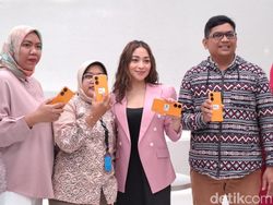 Nikita Willy Unboxing Oppo Reno 8T, Melongo Lihat Desain