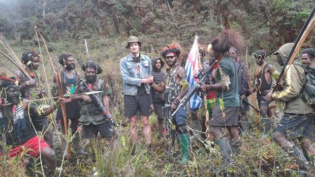 Organisasi Papua Merdeka atau OPM merilis foto-foto terbaru yang menunjukkan kondisi Pilot Susi Air Kapten Philips Max Mehrtens di bawah penyanderaan mereka. (Dok. Istimewa)