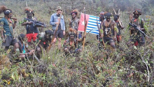 Organisasi Papua Merdeka atau OPM merilis foto-foto terbaru yang menunjukkan kondisi Pilot Susi Air Kapten Philips Max Mehrtens di bawah penyanderaan mereka. (Dok. Istimewa)