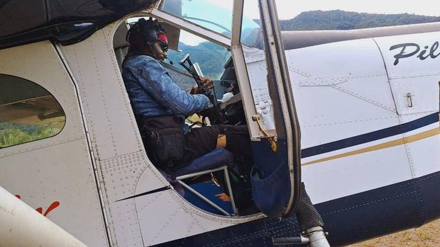 Organisasi Papua Merdeka atau OPM merilis foto-foto terbaru yang menunjukkan kondisi Pilot Susi Air Kapten Philips Max Mehrtens di bawah penyanderaan mereka. (Dok. Istimewa)