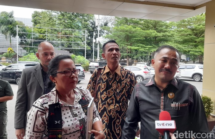 Ortu Brigadir Yosua datangi Polres Jaksel.