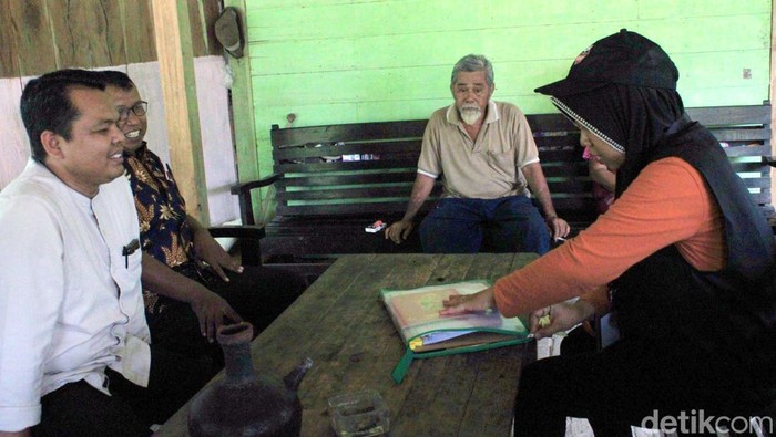 Pantarlih melakukan pencocokan dan penelitian pemilu di rumah sesepuh Samin Blora, Lasiyo, Rabu (15/2/2023).