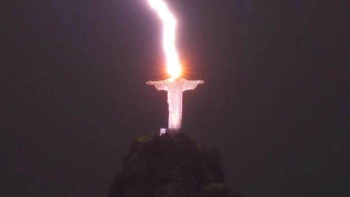 Viral momen patung Yesus raksasa di Rio de Janeiro, Brasil, disambar petir.
