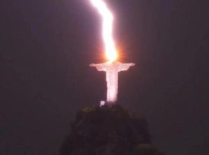 Viral Detik-detik Patung Yesus Ikonik di Brasil Tersambar Petir