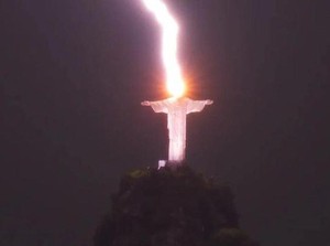 Viral Detik-detik Patung Yesus Ikonik di Brasil Tersambar Petir