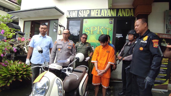 Pelaku pencurian sepeda motor Narcisus Handrianto dihadirkan saat konferensi pers di Polsek Denpasar Timur, Rabu (15/2/2023). (I Wayan Sui Suadnyana/detikBali)