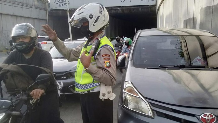 Penampakan Mobil Kehabisan Bensin di Pondok Indah arah Gandaria, Lalin Macet