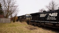 Penampakan Kereta Norfolk Southern yang tergelincir di kota kecil di Ohio, Amerika Serikat, Selasa (14/2/2023). Kereta berbahan kimia tersebut tergelincir pada tanggal 3 Februari 2023 lalu.