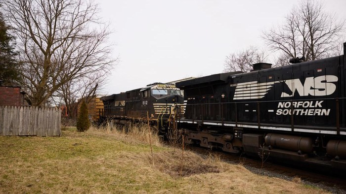 Penduduk Ohio Khawatirkan Dampak Kecelakaan Kereta Bahan Kimia Penduduk Ohio, Palestina Timur khawatir akan kesehatan mereka. Kecemasan itu dipicu oleh kereta berbahan kimia yang tergelincir dan mengeluarkan asap beracun.