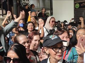 Momen Fans Nyanyikan Indonesia Raya Usai Eliezer Divonis 1,5 Tahun Bui