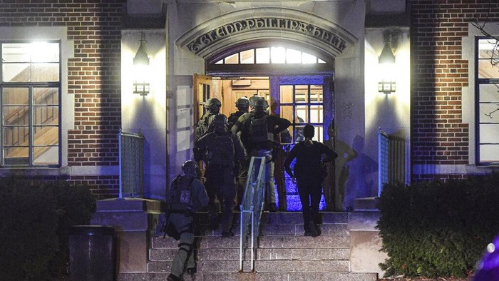First responders enter Phillips Hall on the campus of Michigan State University in East Lansing, Mich., Monday evening, Feb. 13, 2023, searching for a gunman who killed several people and wounded others. (Matthew Dae Smith/Lansing State Journal via AP)