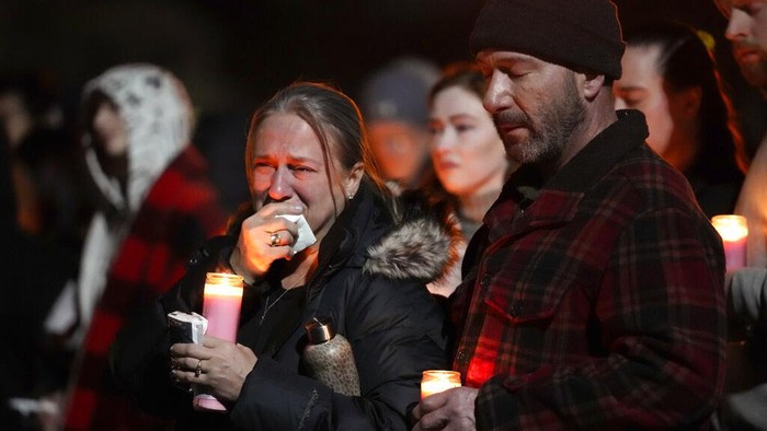 Penembakan Terjadi Lagi di AS, Kali Ini Tewaskan 3 Mahasiswa A student leaves flowers at The Rock on the grounds of Michigan State University, in East Lansing, Mich., Tuesday, Feb. 14, 2023. A gunman killed several people and wounded others at Michigan State University. Police said early Tuesday that the shooter eventually killed himself. (AP Photo/Paul Sancya)