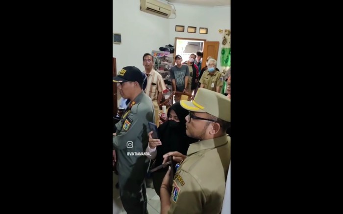 Pengecekan tembok Bu Ami oleh Dinas Citata, Lurah Kebon Baru, hingga Camat Tebet, 14 Februari 2023. (Dok Bu Ami)
