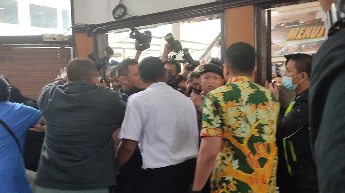 Pengunjung Dobrak Ruang Sidang dan Heboh Usai Vonis 1,5 Tahun Bui Eliezer (Wilda/detikcom)