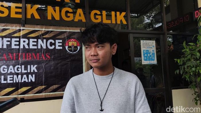 Penyanyi Tri Suaka di kantor Polsek Ngaglik, Sleman, saat jumpa pers kasus pencurian di kantor manajemennya, Rabu (15/2/2023).