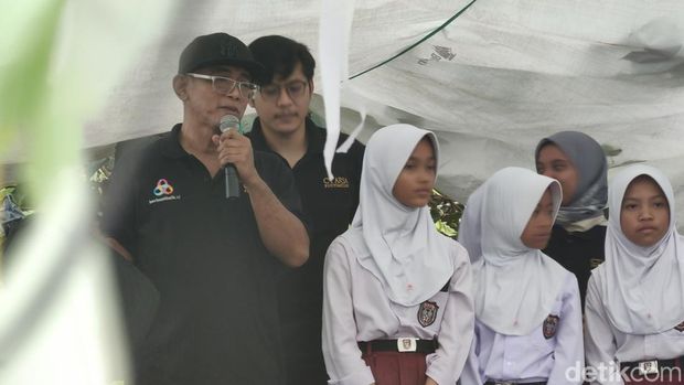 Penyerahan bantuan kepada korban gempa Cianjur oleh CT Arsa dan Berbuatbaik.id, Rabu (15/2/2023).